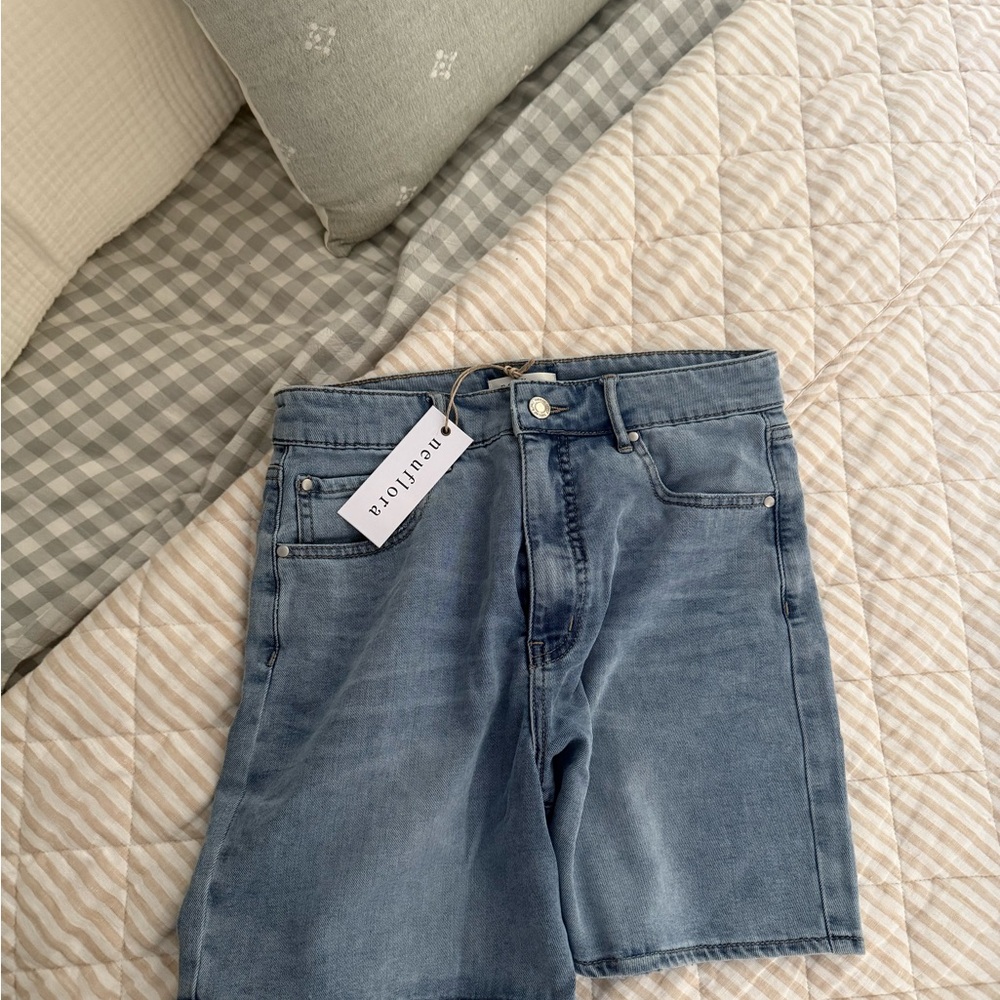 Neuflora Asa Light Wash Shorts